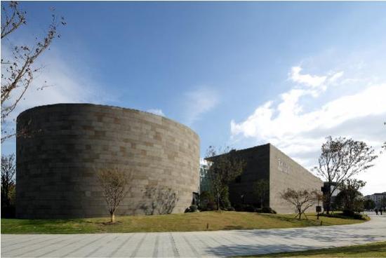 上海寶龍美術(shù)館開館兩大展覽探尋文脈，齊白石12開冊頁亮相
